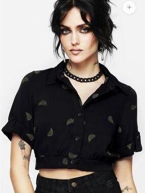 OSMUNDA FERN EMBROIDERED SHORT SLEEVE CROP SHIRT-Black Cropped Button-Front